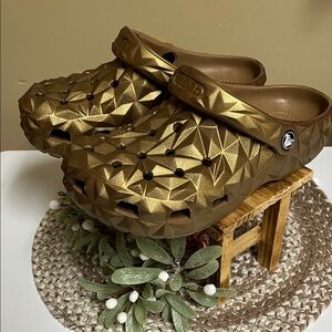 CROCS Metallic Gold Geometric Clogs M(5) W(7) in good condition
